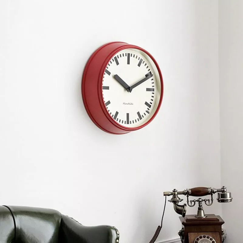 Horloge de gare rouge