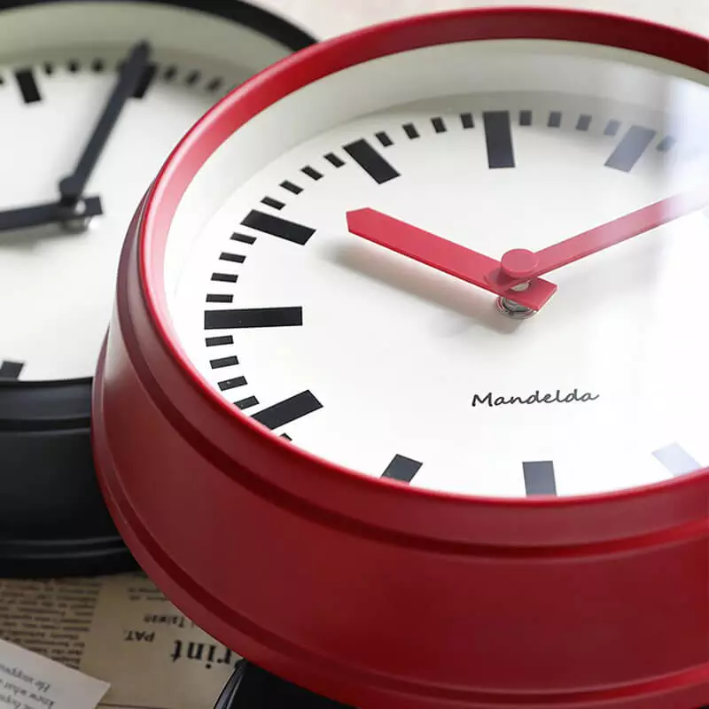 Horloge design vintage - vue de près