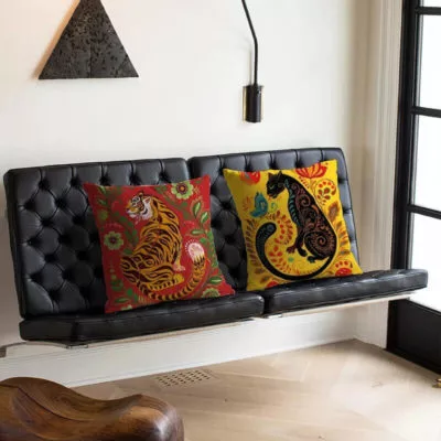 coussin design tigre sur un canapé