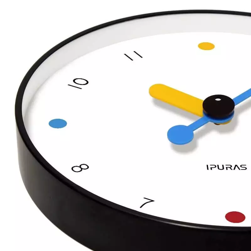 Horloge avec aiguilles de couleurs