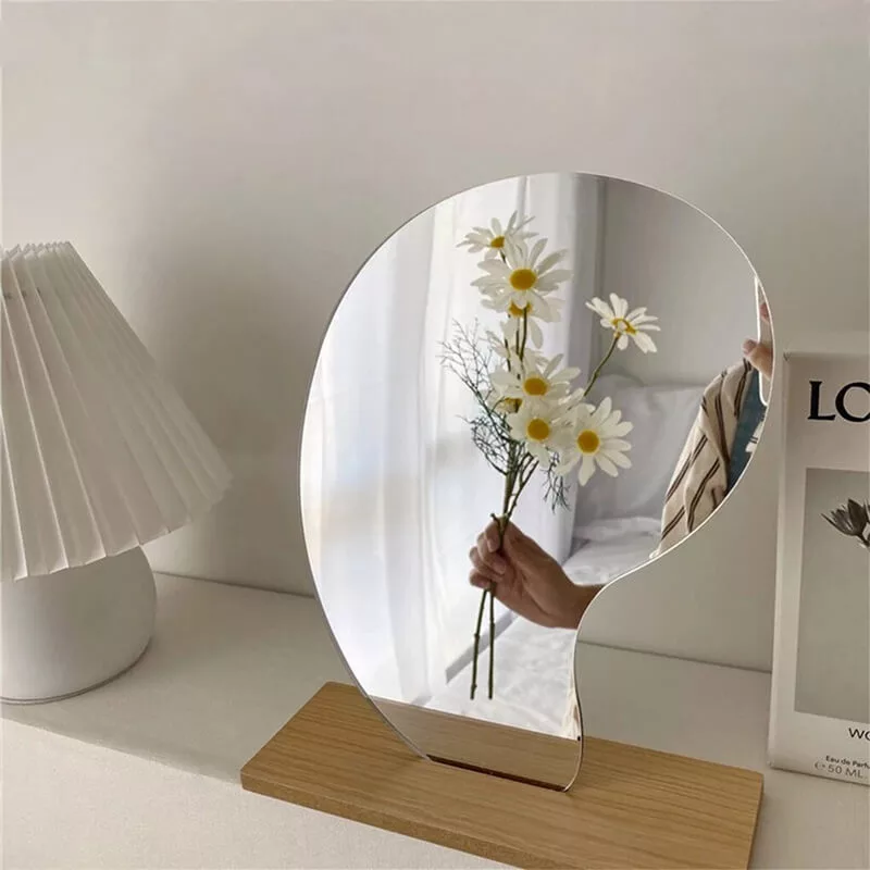 Miroir design asymétrique avec reflet de fleurs