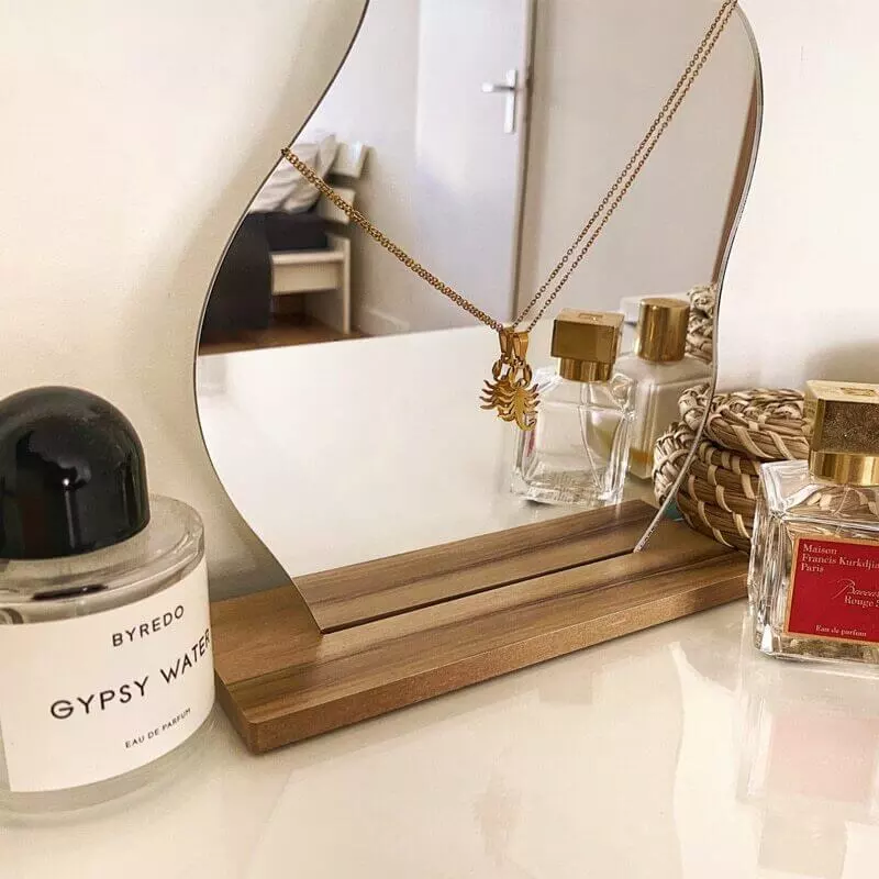 Miroir asymétrique design pour décorer un meuble