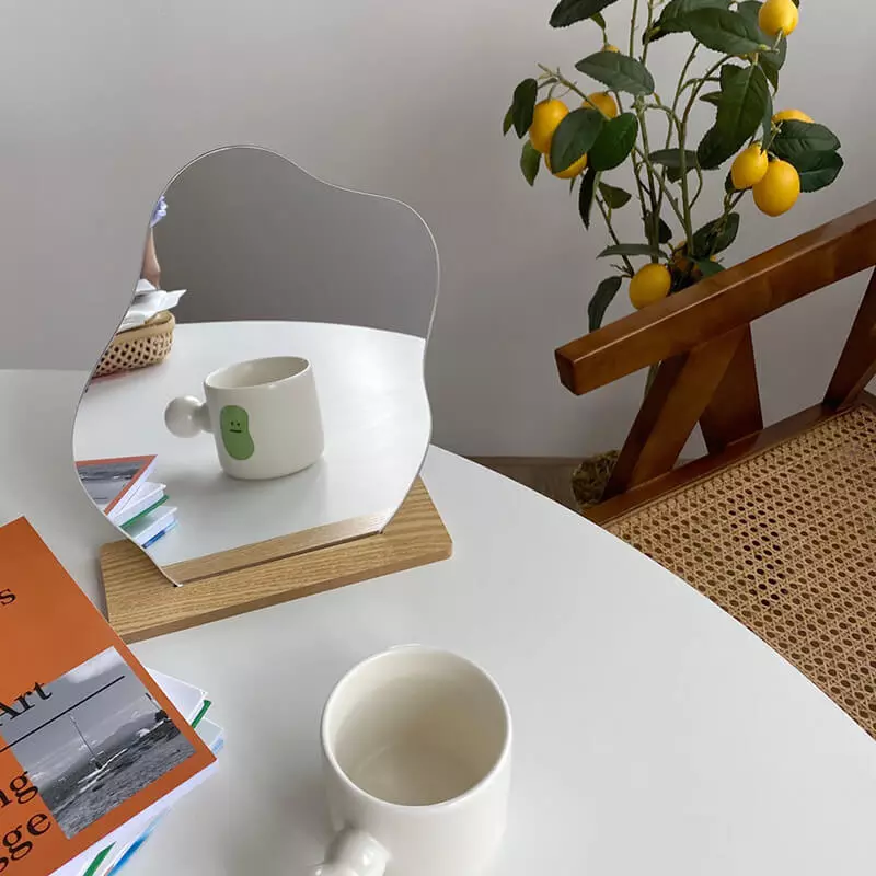 Miroir design asymétrique sur une table