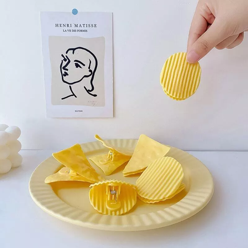 Pince clip chips dans une assiette