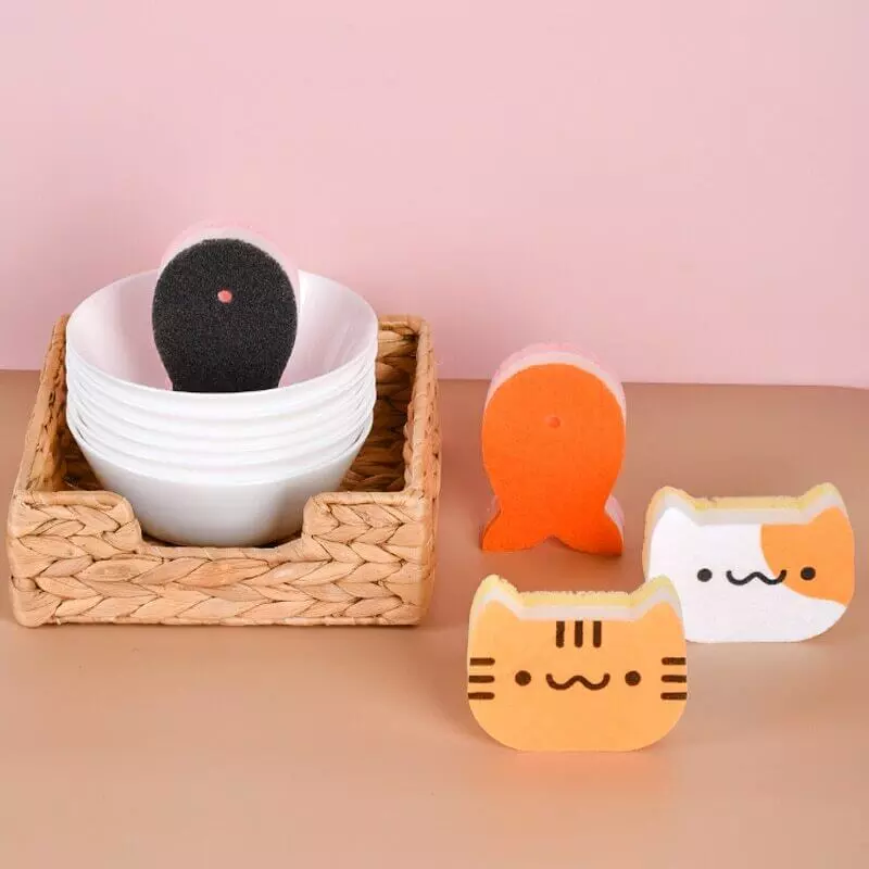 Éponges chat et poisson pour le ménage