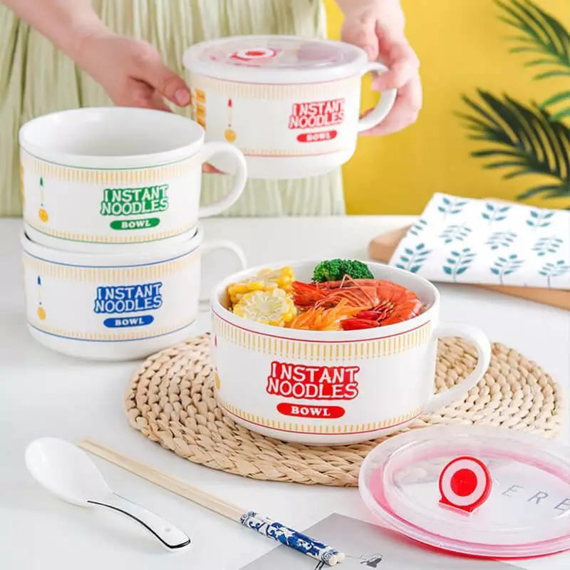 Grand bol en porcelaine pour nouilles instantanées