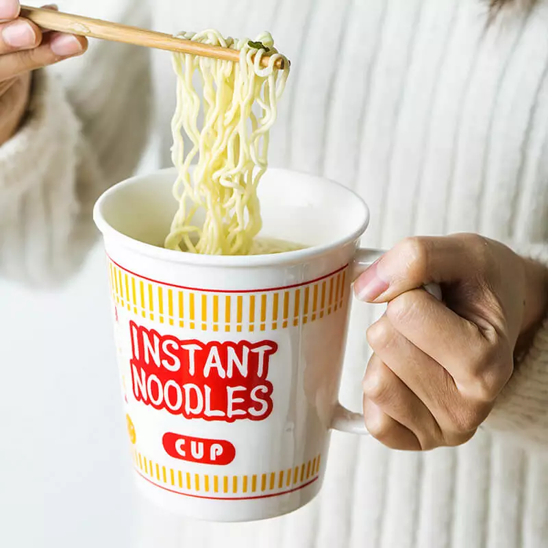 Nouilles instantanées dans une tasse nissin