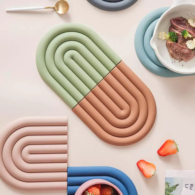 sous plat design arc en ciel