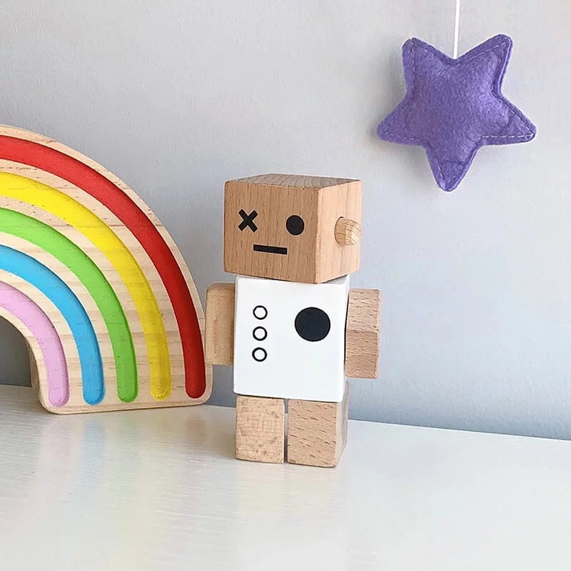 Jouet en bois en forme de robot blanc