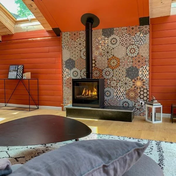 intérieur avec des couleurs chaudes