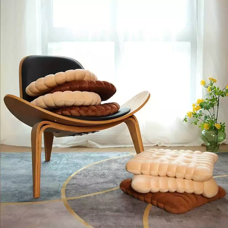 plusieurs coussins design gâteau sur une chaise