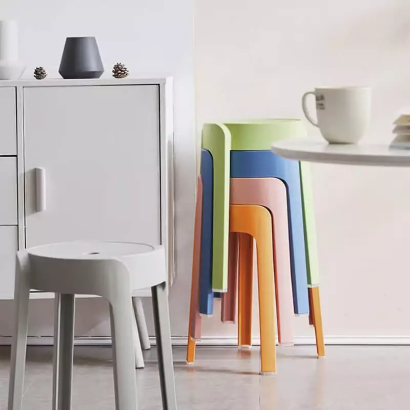 Tabouret en plastique empilable coloré