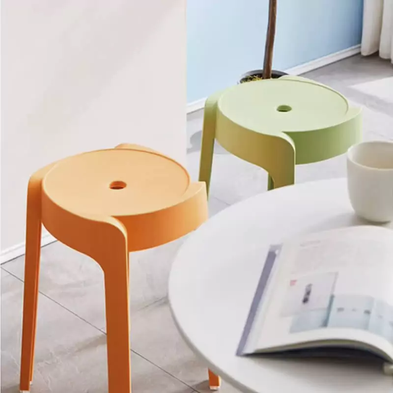 Petit tabouret d'appoint en plastique