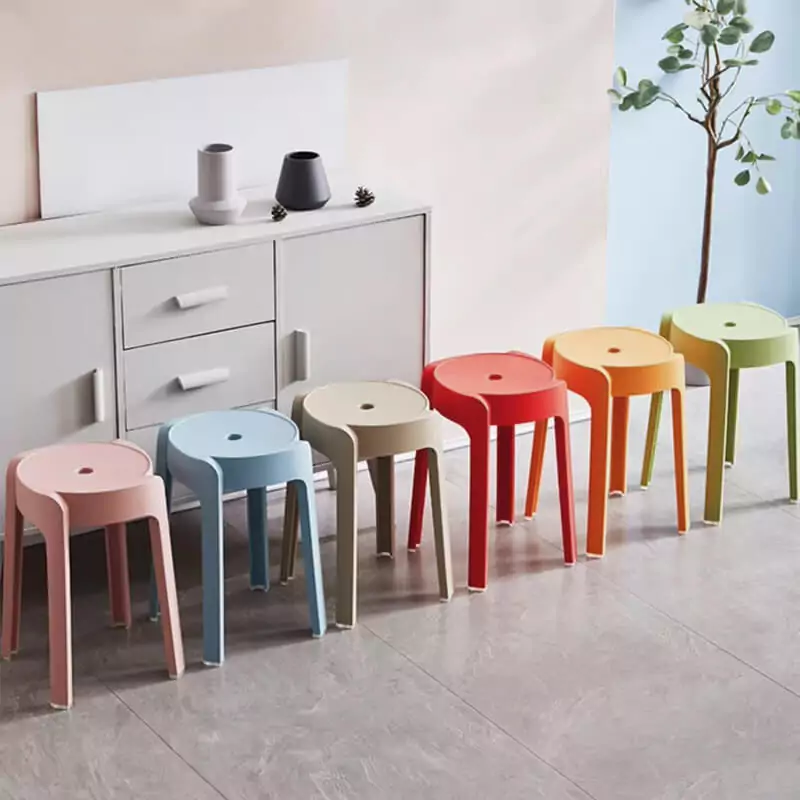 Tabouret empilable coloré pour intérieur