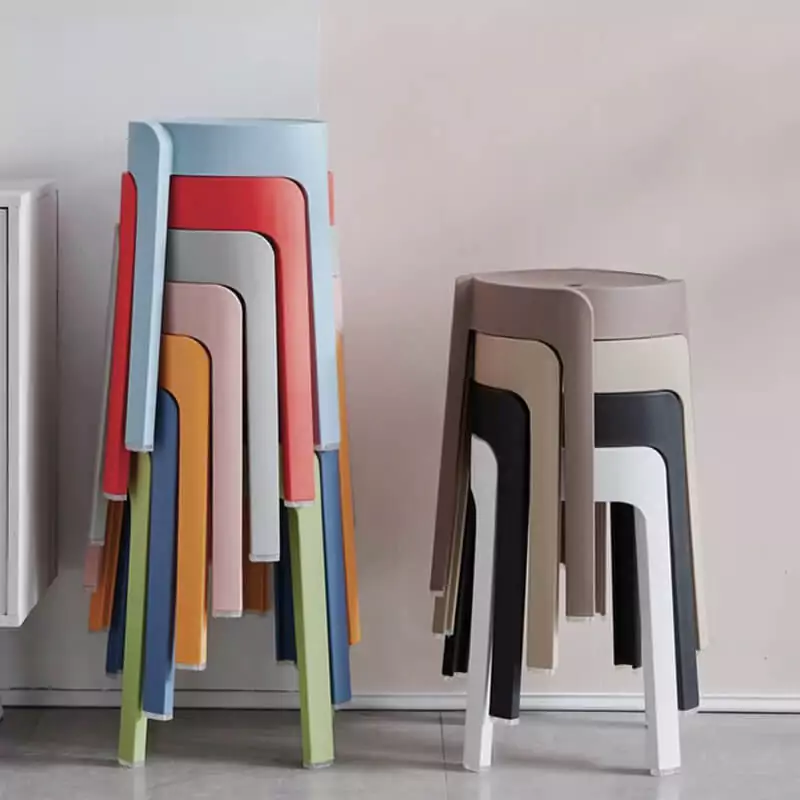 Tabourets en plastique empilés